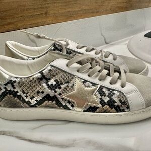Women's Vintage Havana’s Betsy Bronze Snake Print Sneakers.      Size 7 1/2